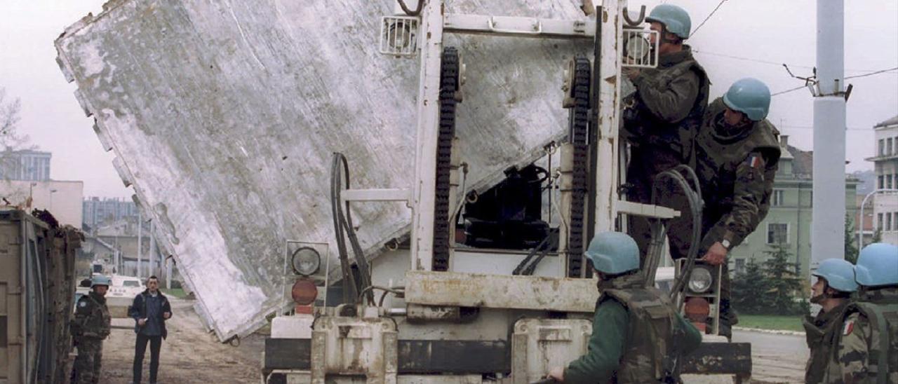 Un camíón de la ONU transporta un muro de protección contra francotiradores durante la guerra en Sarajevo, en 1995.
