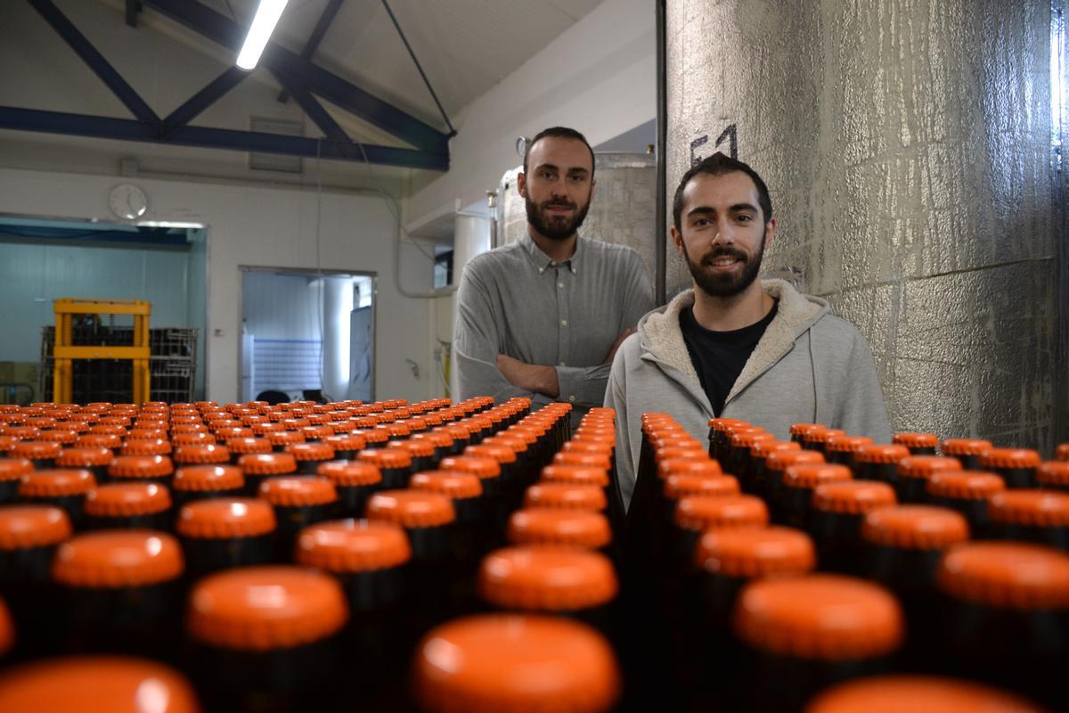 Los productores, en su fábrica en El Sabil, en Villanueva (Santo Adriano).