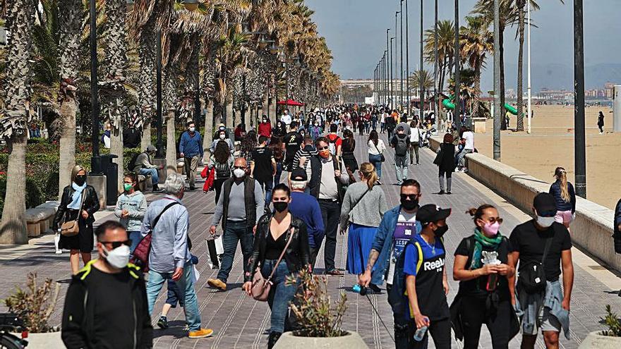 Playa y terrazas se llenan el Viernes Santo | G. C.