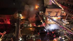 Archivo - Imagen de archivo de bomberos estadounidenses sofocando un incendio.