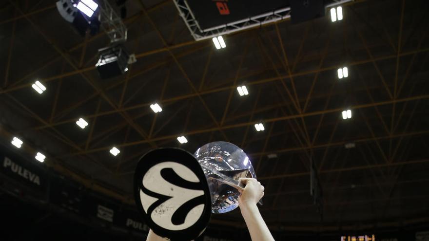 Alberto Díaz posa con el trofeo de la Eurocup.