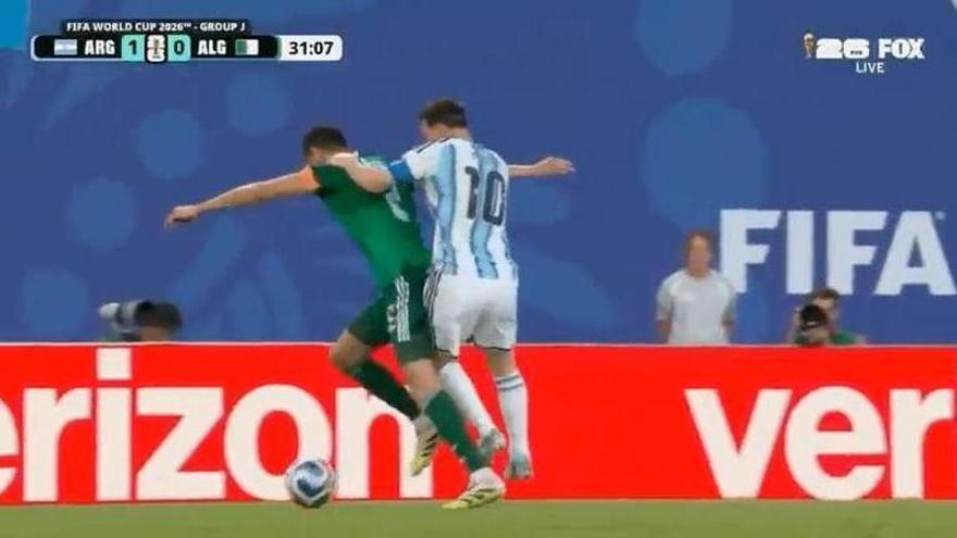 La más que posible expulsión perdonada a Leo Messi antes de su triplete para la historia