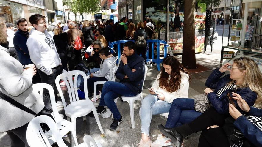 Colas para las reclamaciones de la venta de las sillas del desfile del Entierro de la Sardina de 2022. | JUAN CARLOS CAVAL