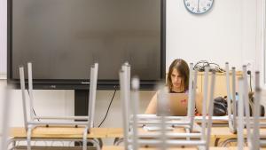 Una profesora de secundaria prepara el curso en un aula todavía vacía.