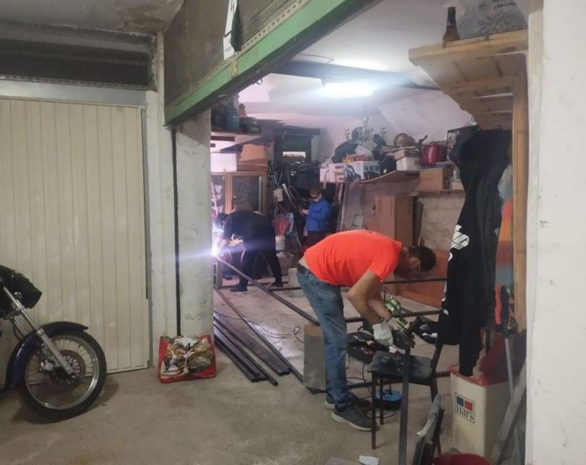 María López y Maritza Castañeda con el inicio de parte de la estructura superior del artilugio en el garaje trastero del Pozón.