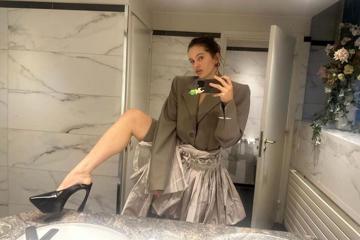 Rosalía con un Sonny Angel en su móvil