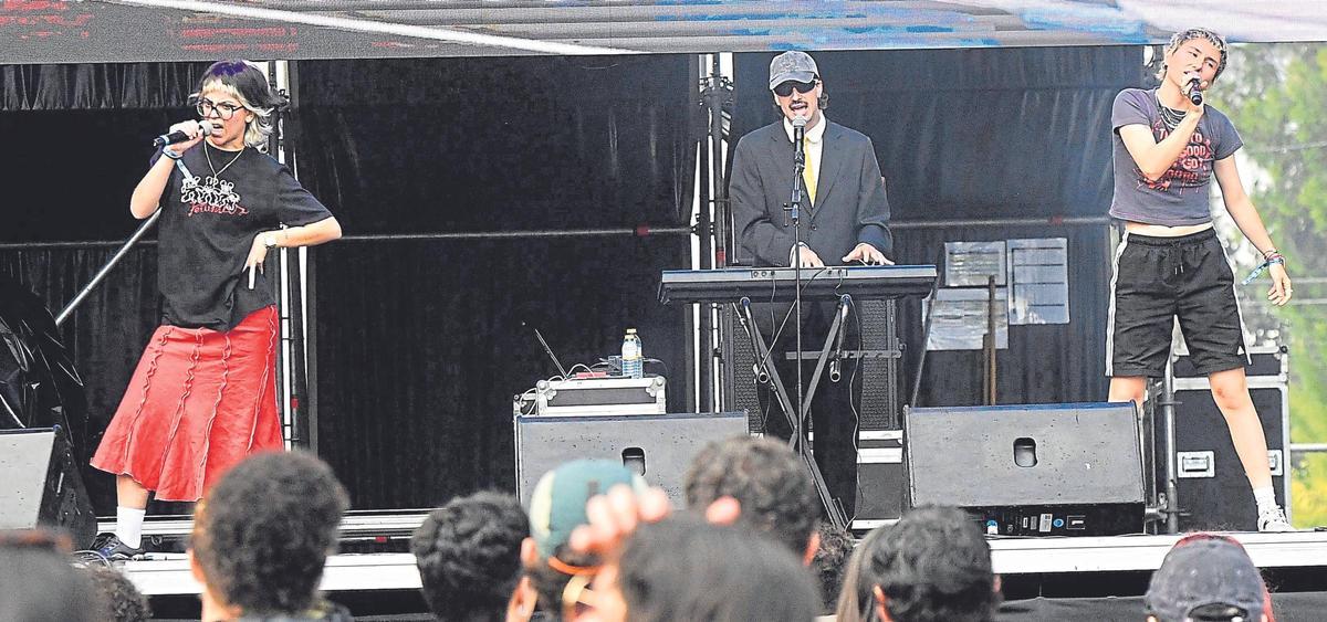 El grupo murciano Perdón, ganadores de la segunda edición de Región de Murcia Suena en abril, fueron los primeros en esta edición del festival en salir al escenario, ayer, justo cuando paró de llover.