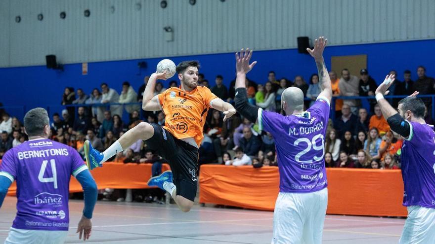 Duelo crucial en el pabellón de es Pratet del Trasmapi UD Ibiza de balonmano para evitar el descenso