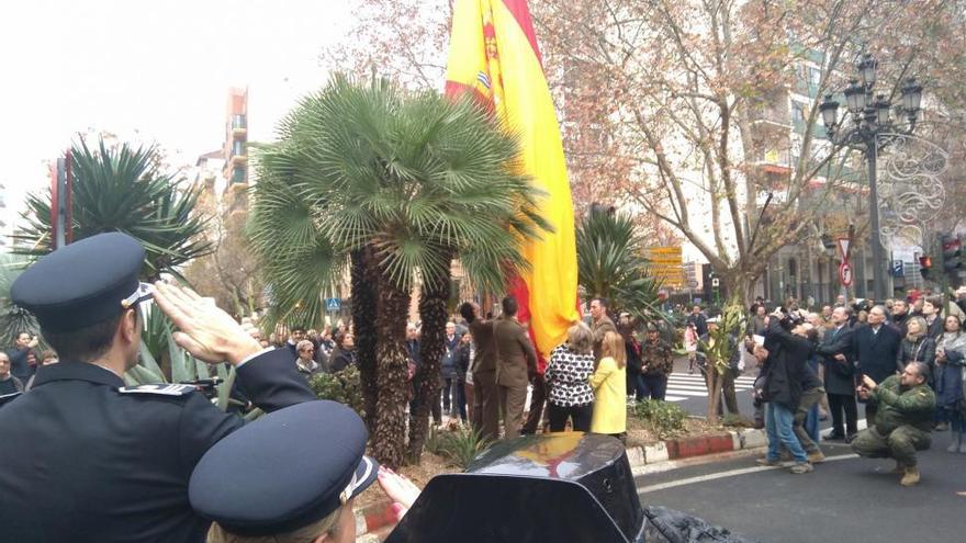 La bandera de España de 24 metros ya ondea en Cáceres