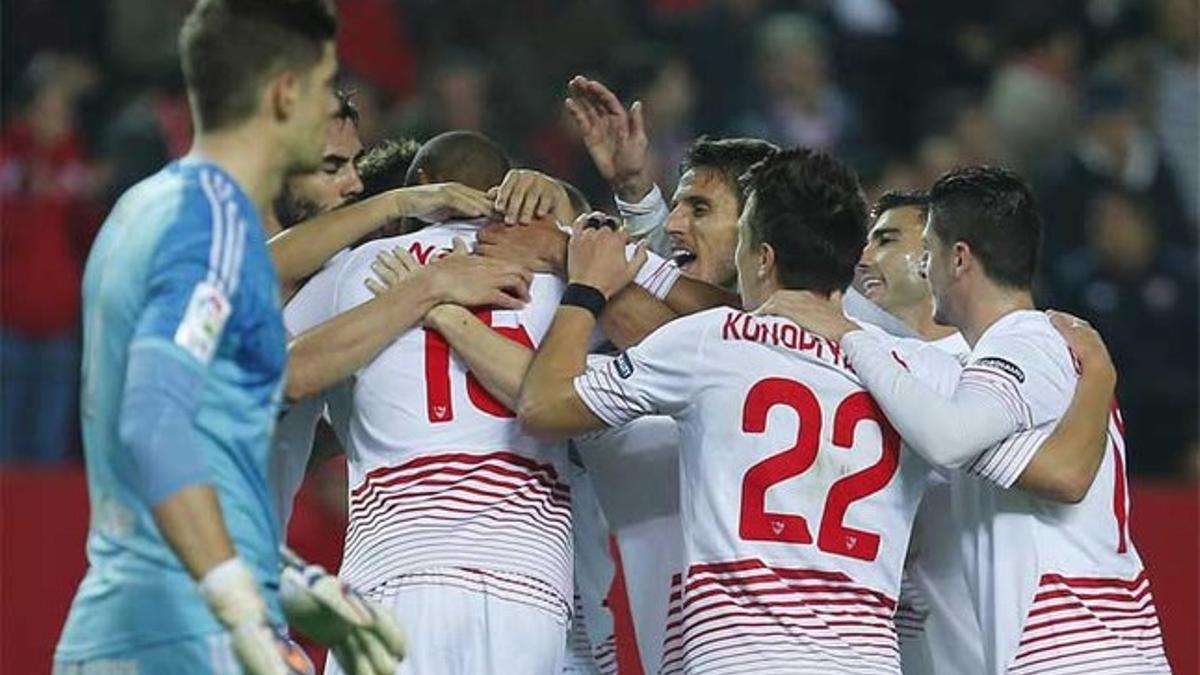 Los jugadores del Sevilla, celebrando el gol de N'Zonzi
