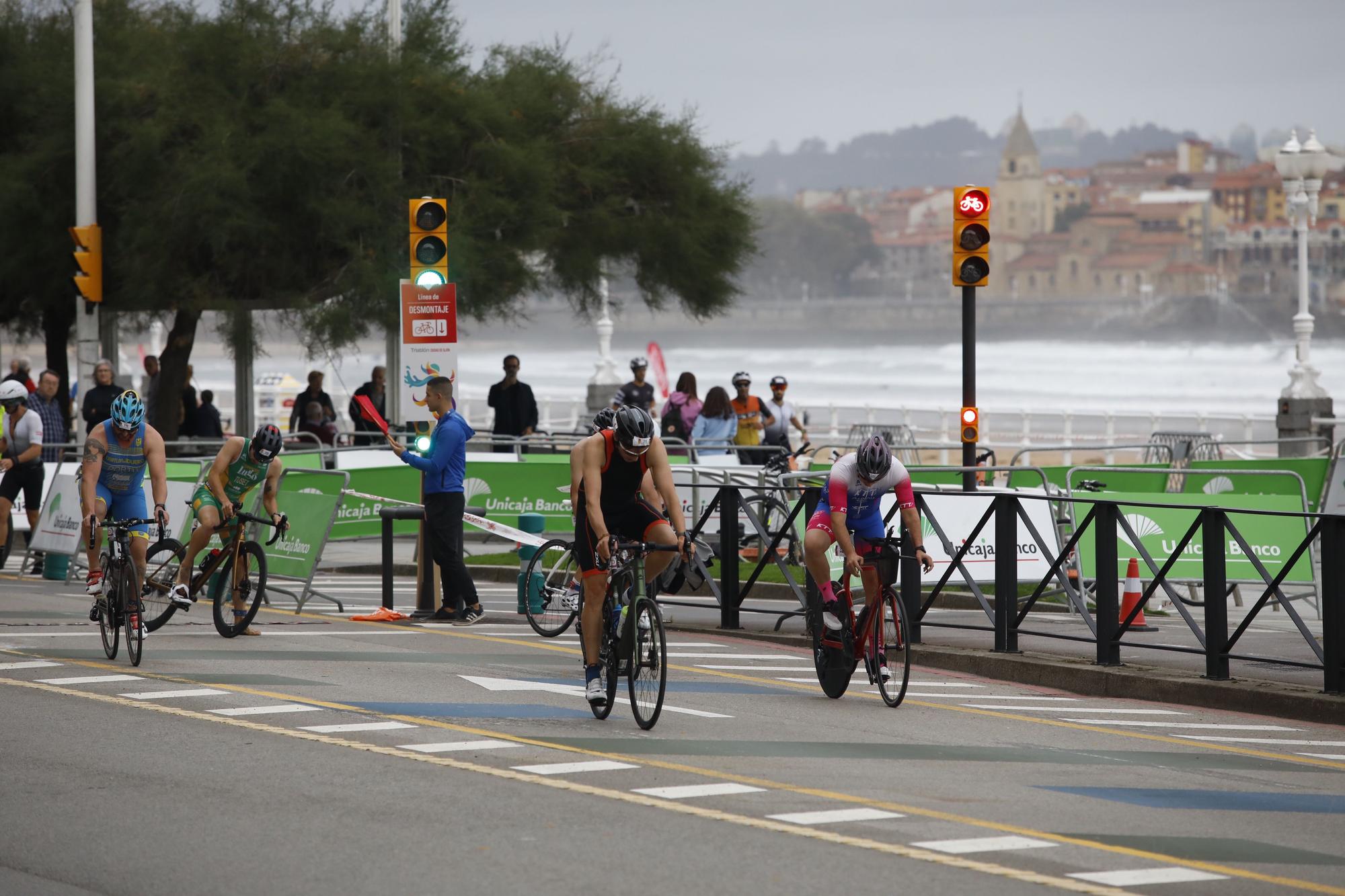 Julen Lopetegui, sobrino del exentrenador del Sevilla, y Beatriz Tenrreiro ganan el Triatlón Ciudad de Gijón-Playa de San Lorenzo