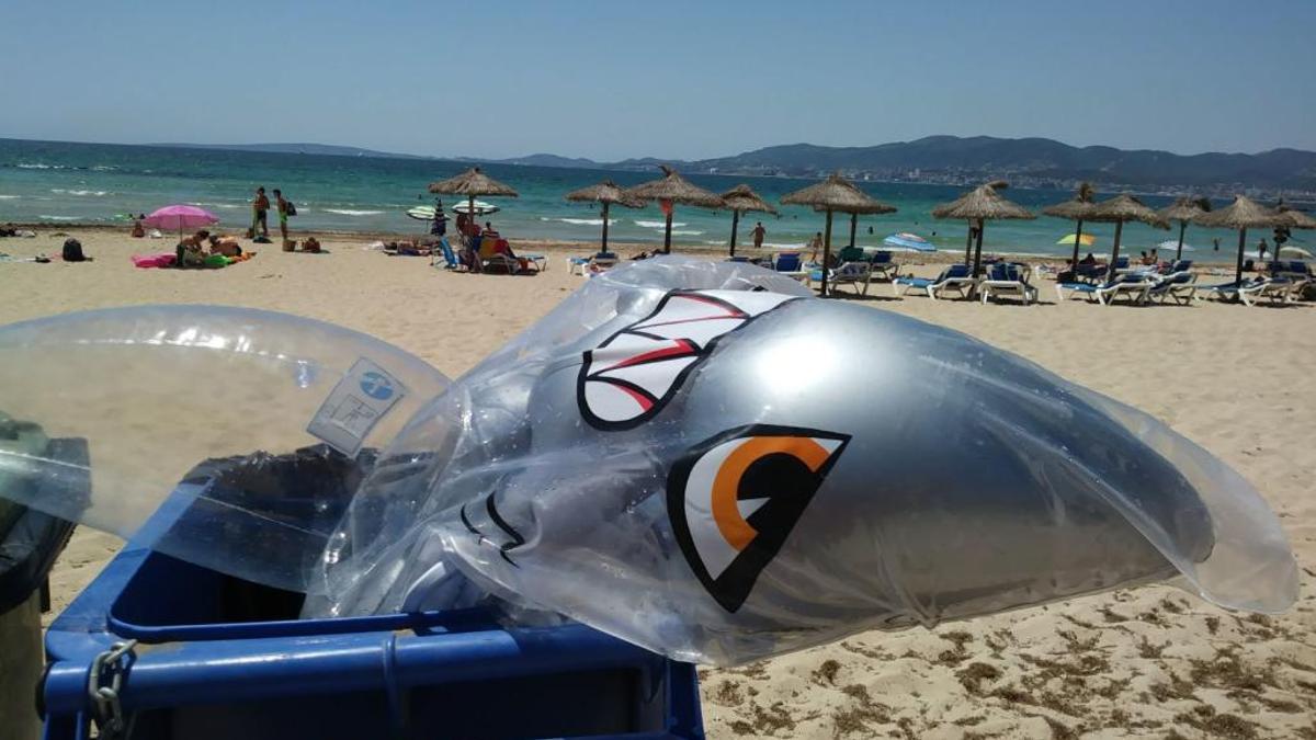 La OCU recuerda que los flotadores grandes pueden ser arrastrados rápidamente por el viento y las corrientes