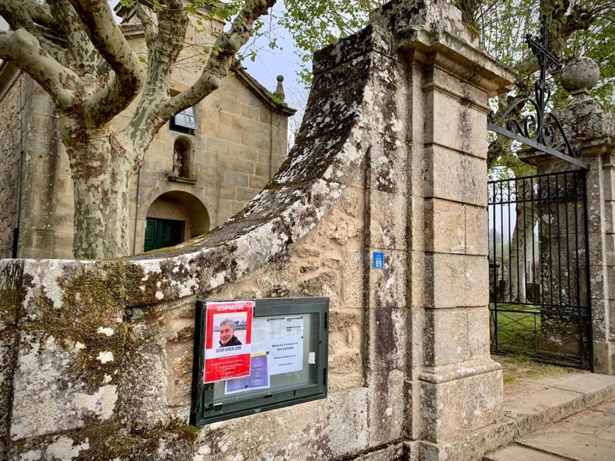 Lugar de encuentro para coordinar las batidas, con el cartel de Óscar García en el tablón de anuncios de la Iglesia de Santa Eufemia de Oza