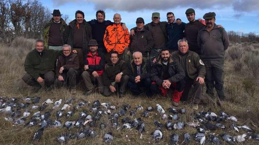 Los cazadores de Mombuey con las palomas conseguidas.