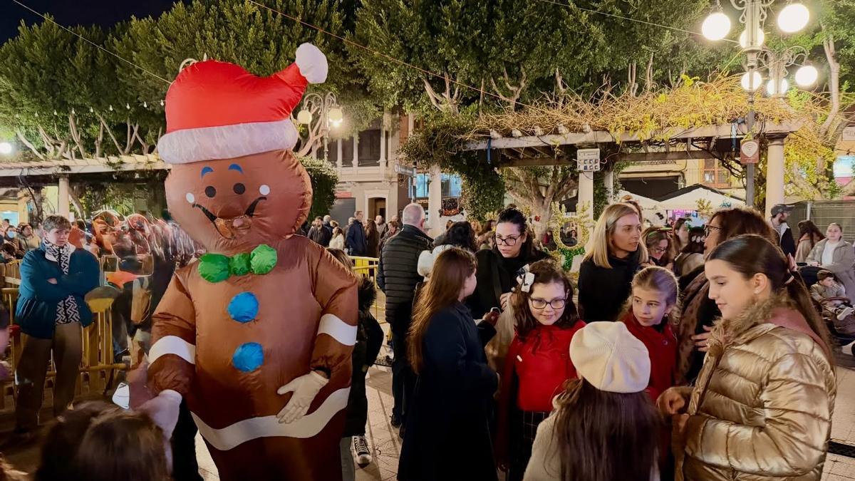 Numerosas familias, durante una actividad navideña en Alzira.