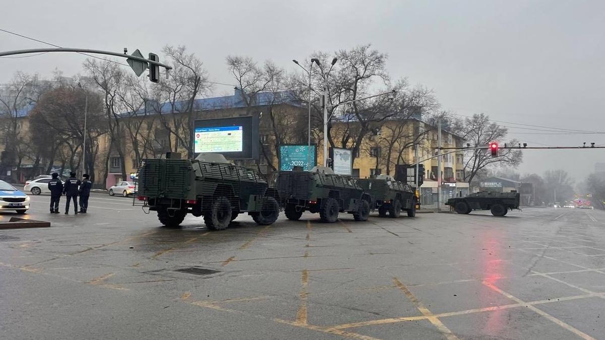 Despliegue de las fuerzas de seguridad durante las protestas en Almaty (Kazajistán)