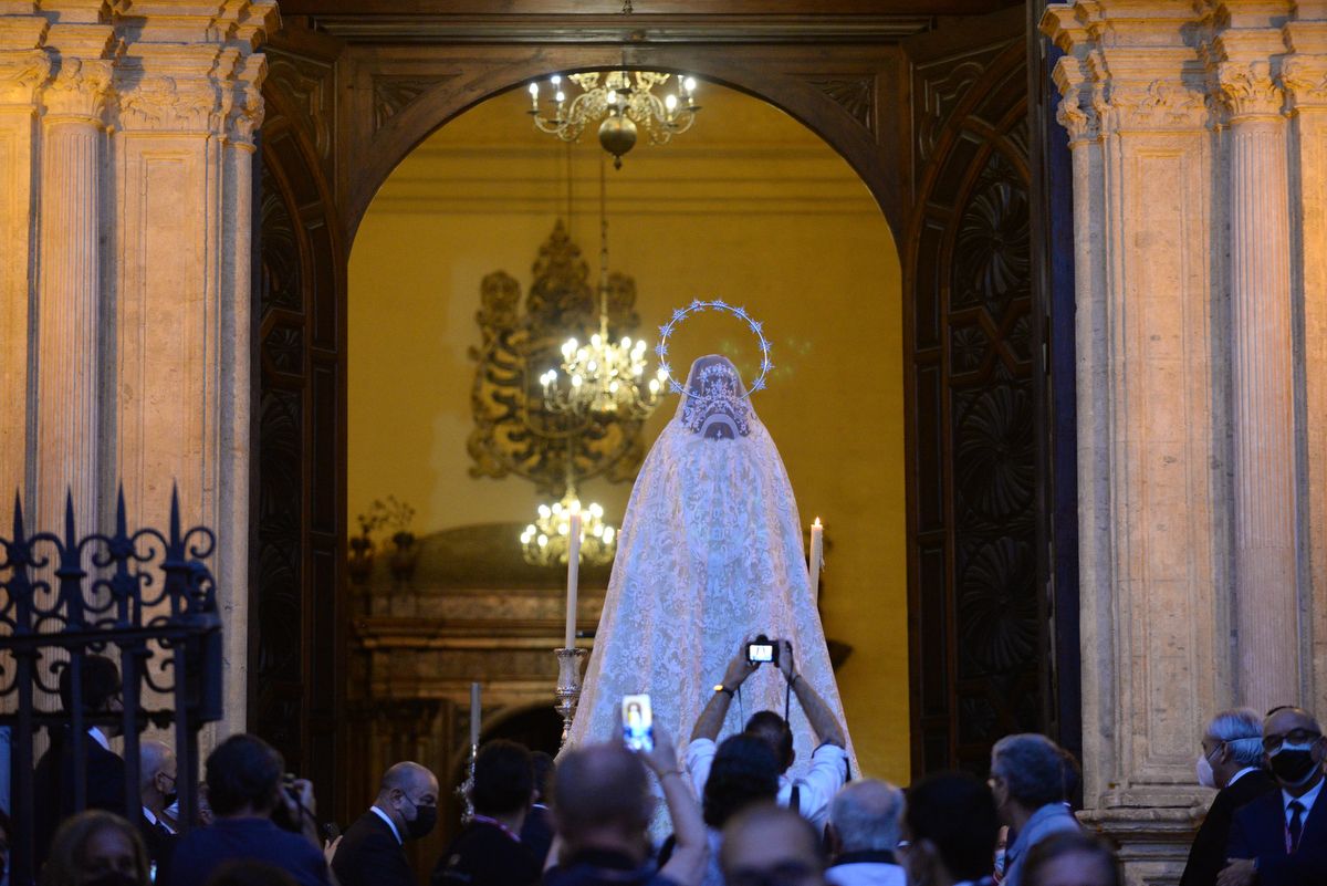 Madrugada de traslados para la veneración 'El Verbo Encarnado' en la Catedral