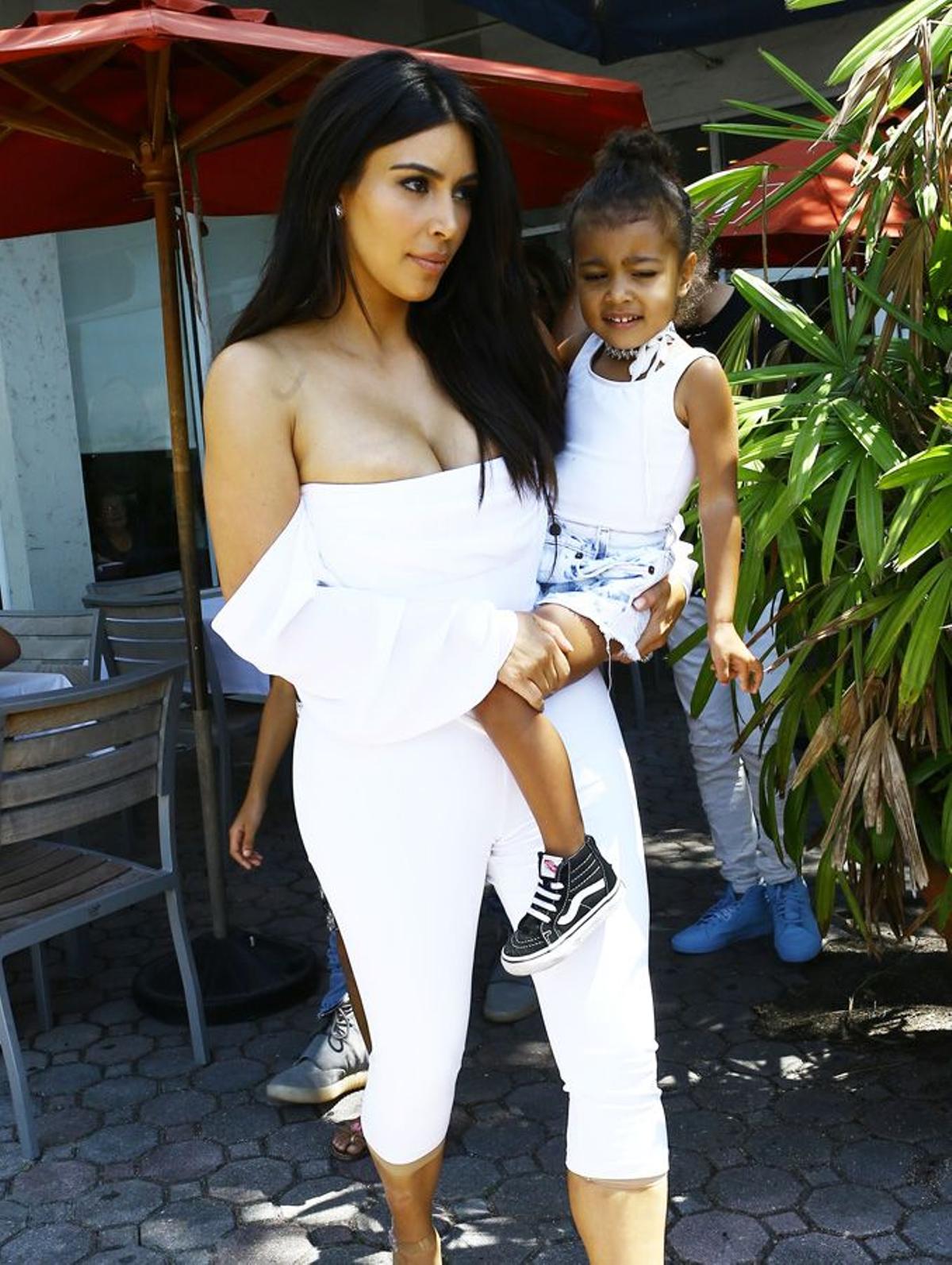 El sugerente escote de Kim Kardashian en Miami