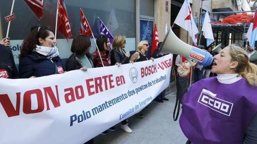 Protesta ayer en la sede de Bosch en María Berdiales. // Alba Villar