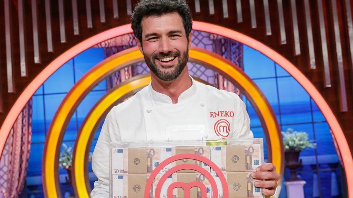 Eneko Fernández con su premio de Masterchef