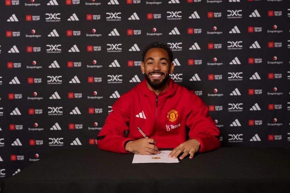 Matheus Cunha en su presentación con el Manchester United