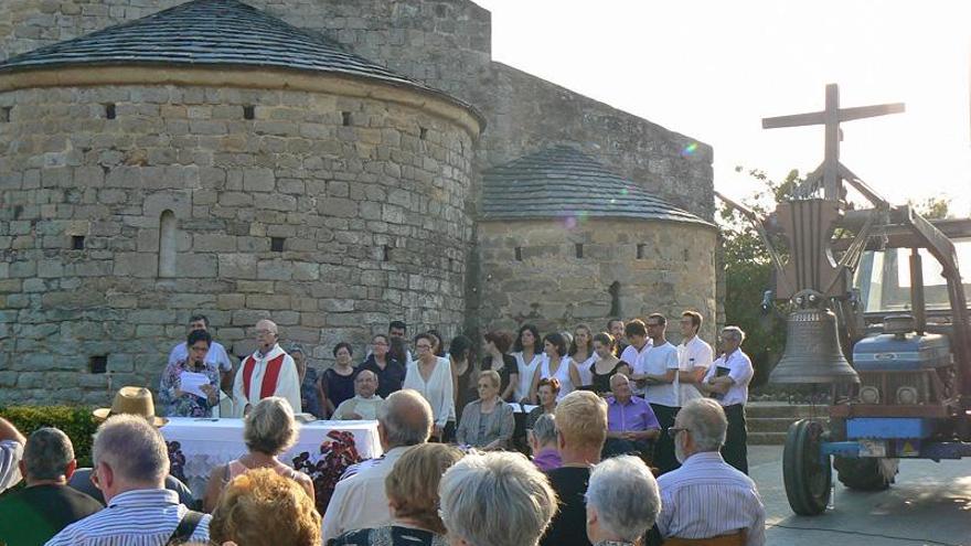 La cerimònia de bateig de la campana