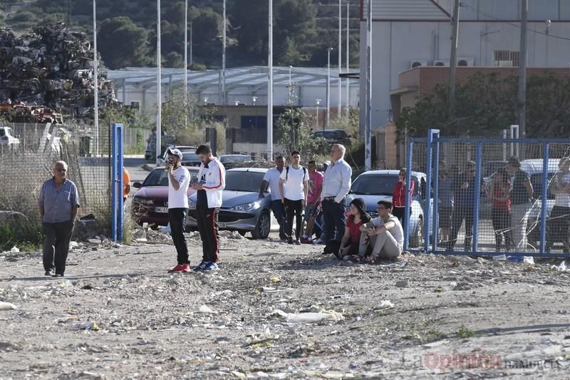 Imponentes llamas devoran una nave en Santomera