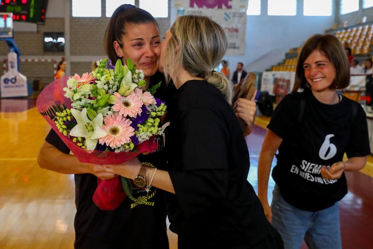 Sara Gómez recibió el cariño de sus amigas y compañeras.