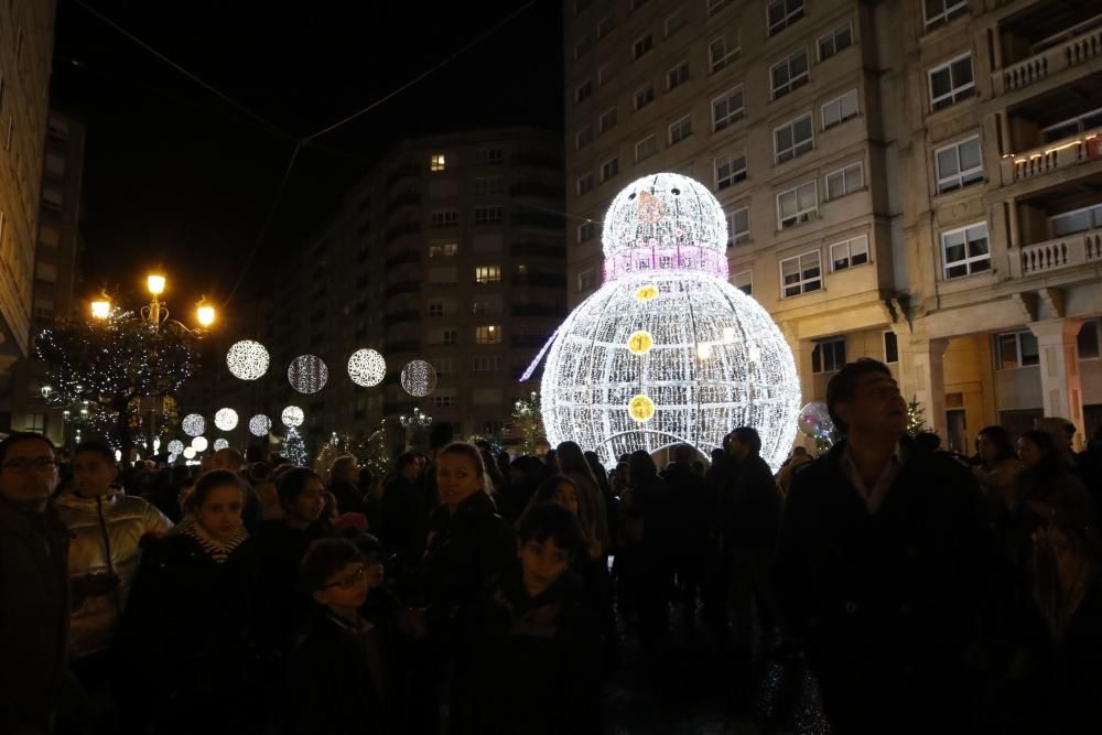 Ya es Navidad en Vigo: 10 milllones de luces para marcar una historia. // A. Villar | J. Lores | J. Álvarez | C. Delgado | M. Romero