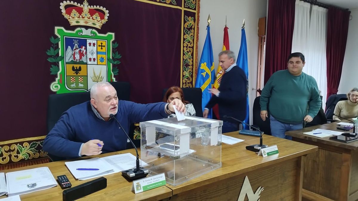 Momento de la votación para el nombramiento de un juez de paz en Parres