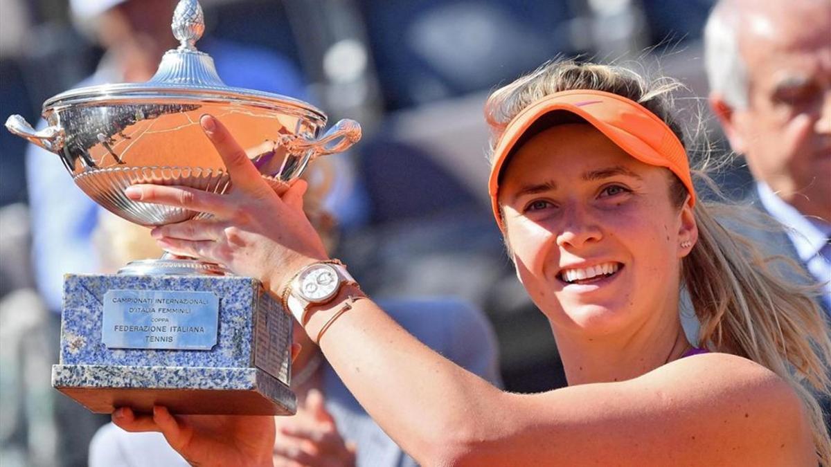 Elina Svitolina posó orgullosa con el trofeo de Roma