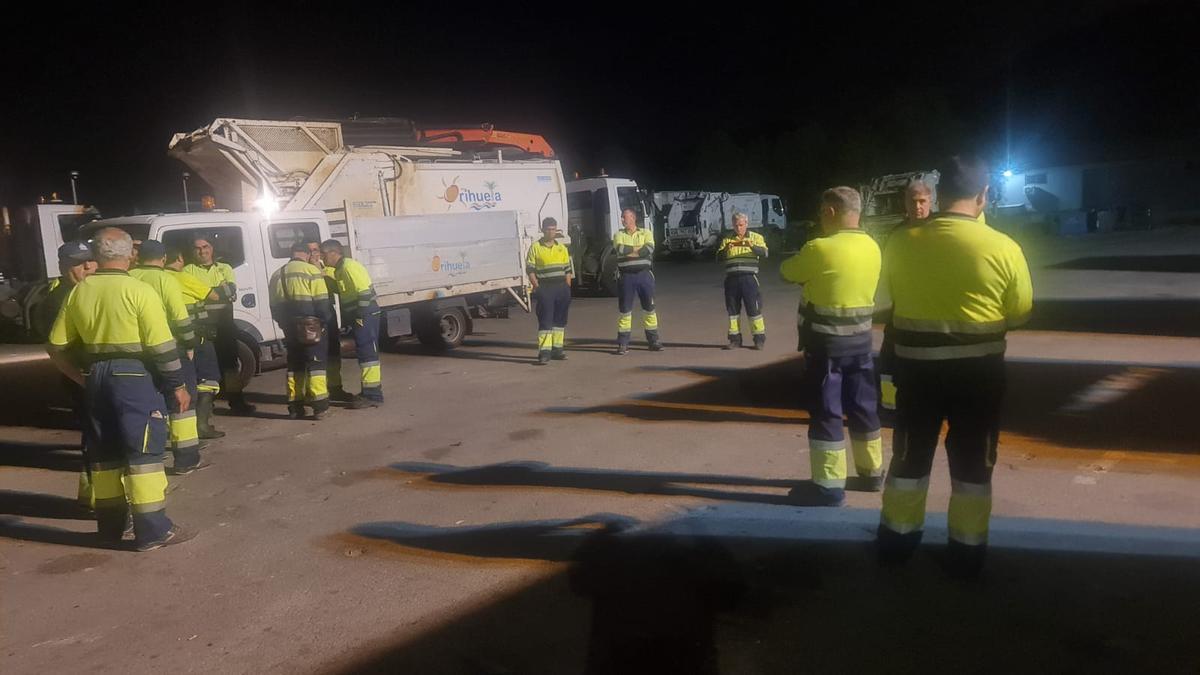 Trabajadores del servicio el jueves por la noche tras regresar a la base al comprobar que los vehículos carecen de seguro