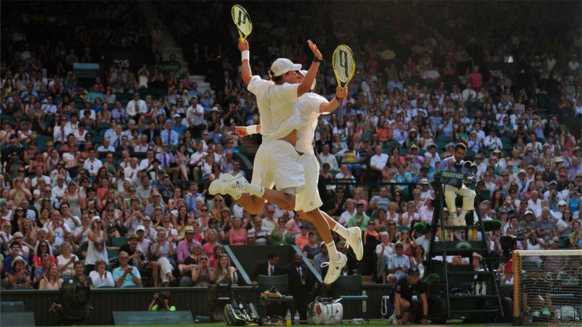 Los Bryan celebrando el título de Wimbledon en 2013