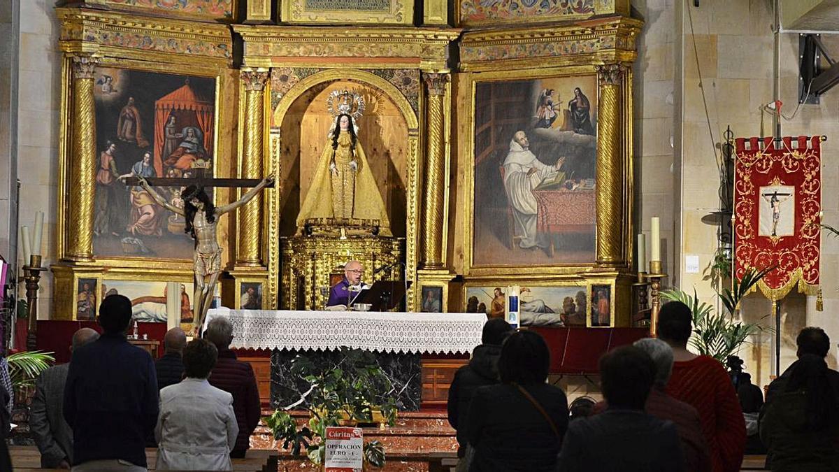 Inicio del triduo al Cristo de la Salud en Benavente, en la iglesia del Carmen. | E. P.