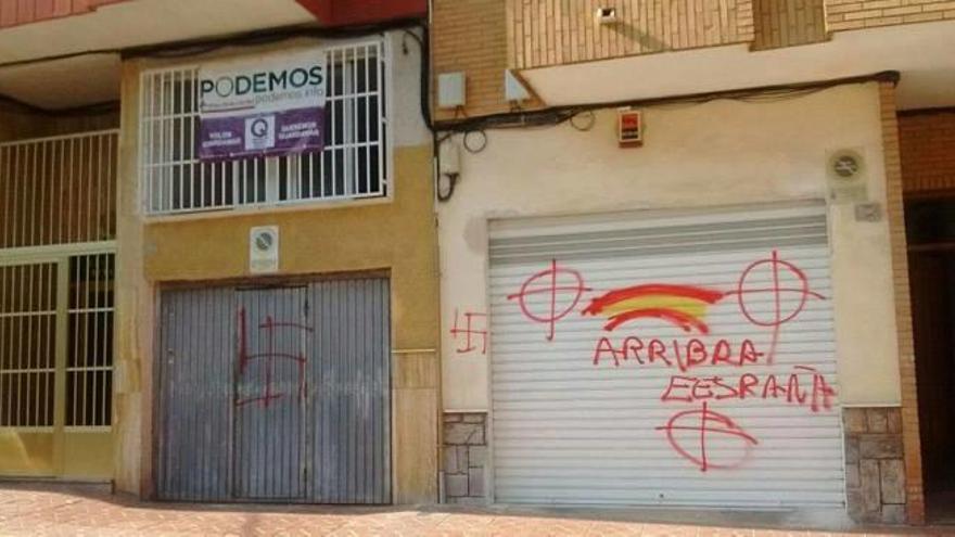 Pintadas contra la sede de Queremos