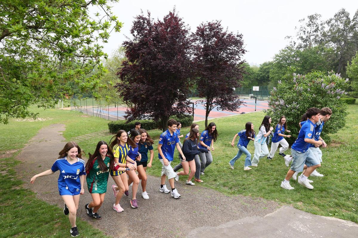 EN IMÁGENES: Los alumnos del colegio École se visten de azul para apoyar al Real Oviedo