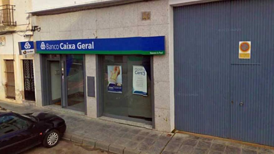 Tres encapuchados se llevan 50.000 euros de un banco de Talavera la Real