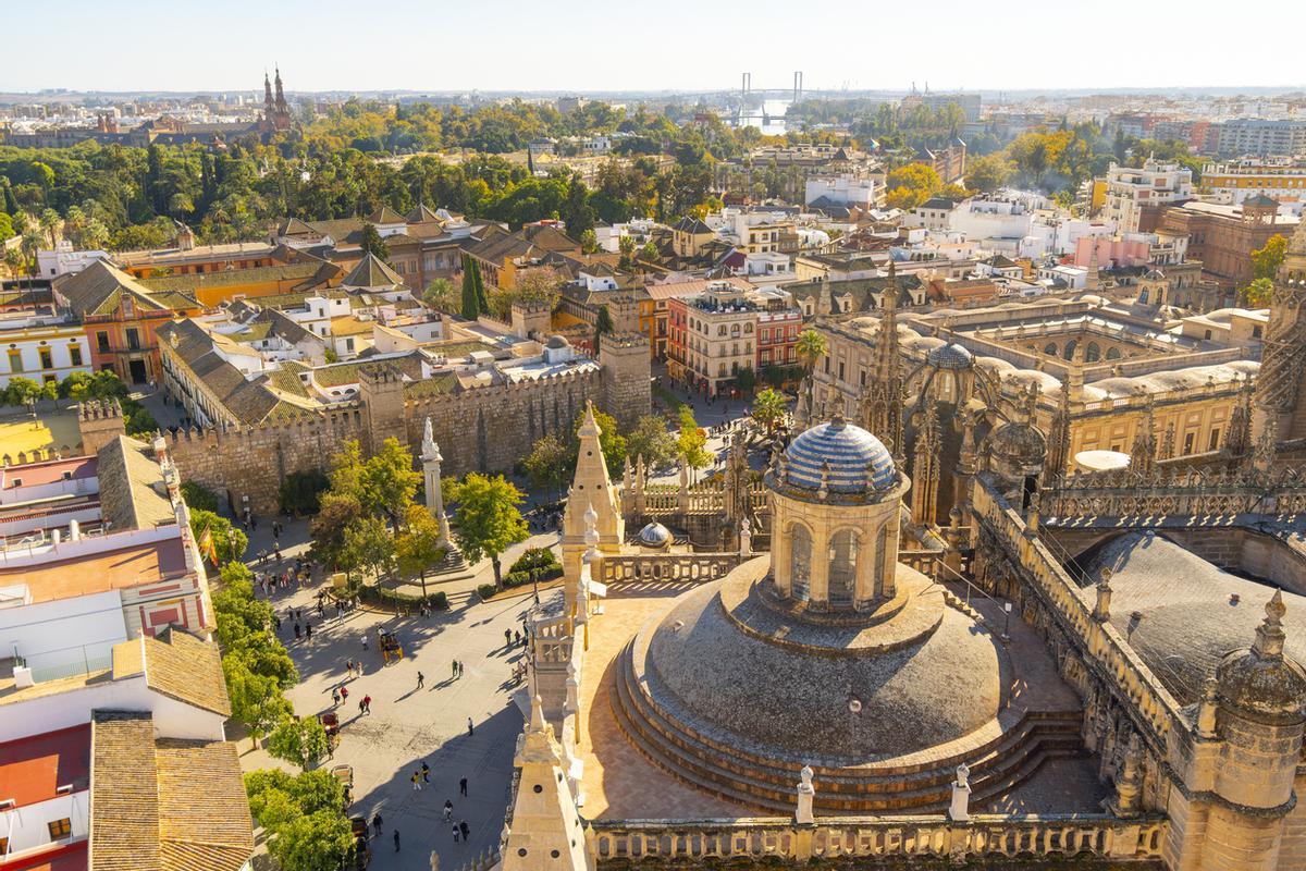 Vista del Real Alcázar, la Plaza del Triunfo y el casco antiguo del Barrio Santa Cruz desde la Torre de la Giralda de la Catedral de Sevilla en Sevilla, España