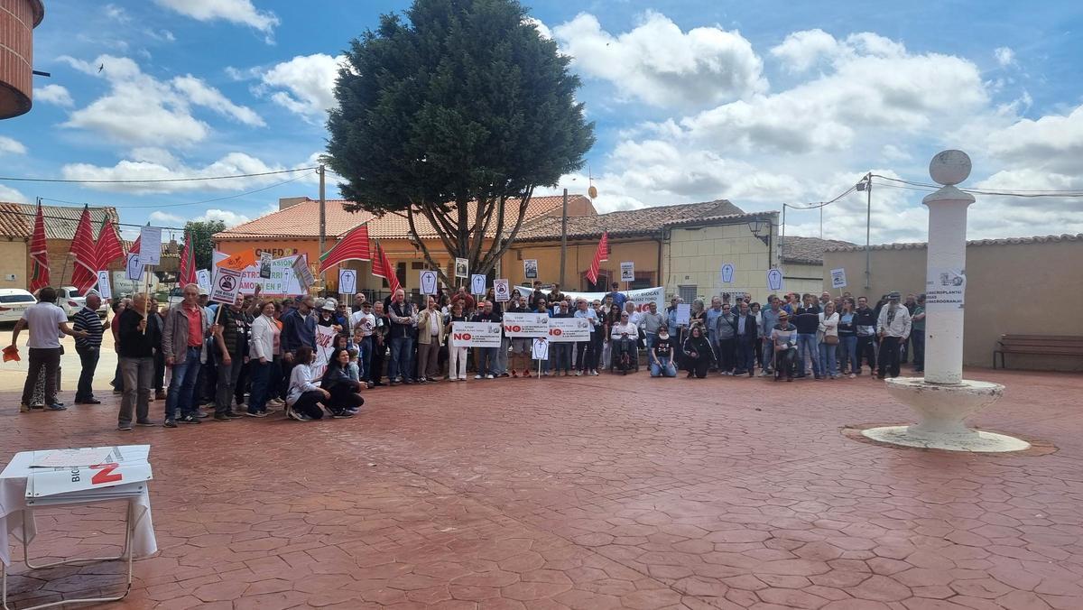 Manifestantes se congregan en Villardondiego.