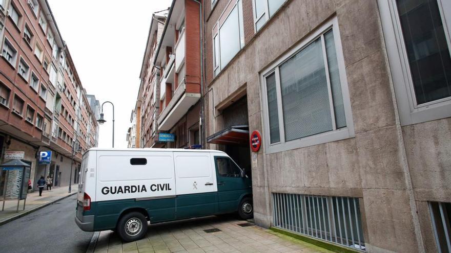 Un furgón de la Guardia Civil entra en los juzgados de Avilés, en una imagen de archivo.