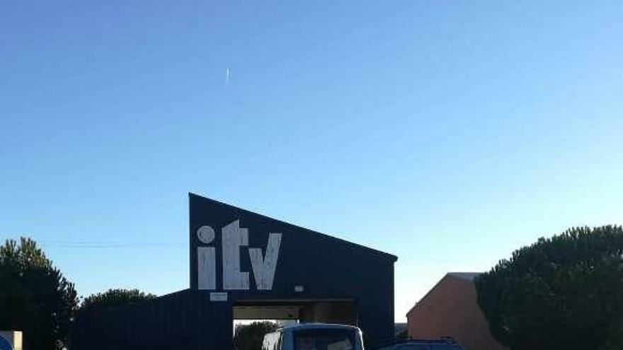 Vehículos acceden a la estación de la ITV del polígono norte.
