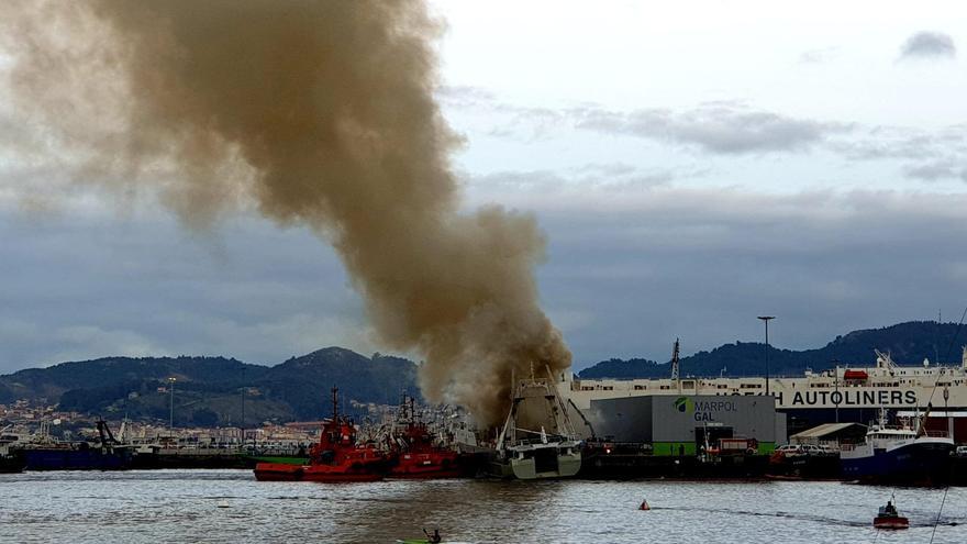 Incendio de un pesquero en el puerto de Vigo