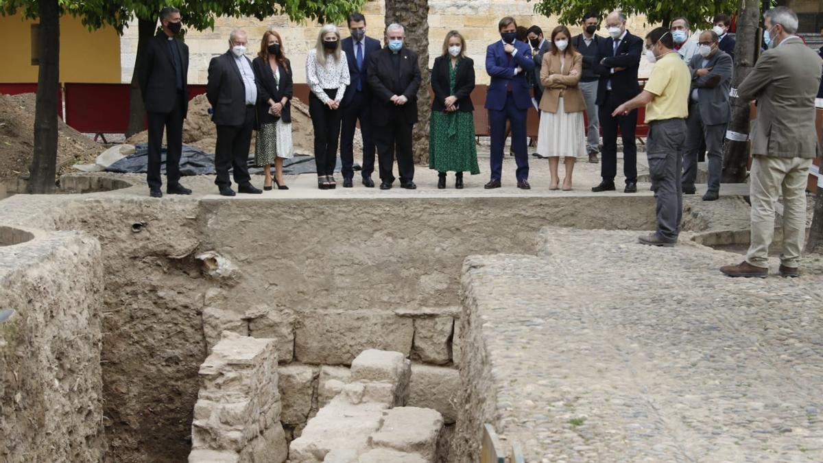 Patricia del Pozo en su visita al yacimiento del complejo episcopal de San Vicente.