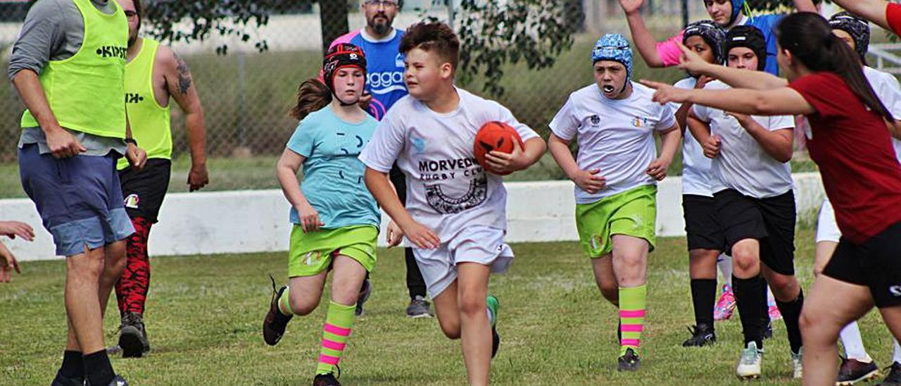 Uno de los entrenamientos en el campo de rugby de Baladre. | LEVANTE-EMV