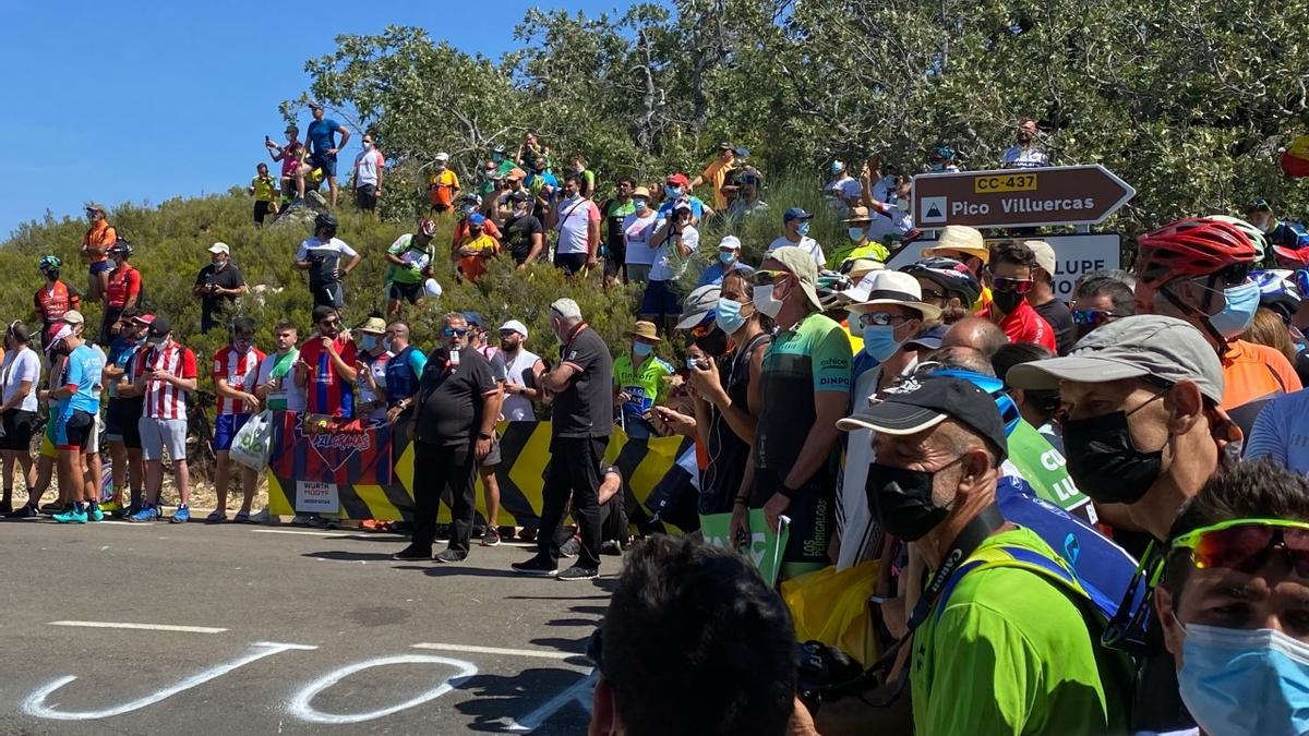 Curva a dos kilómetros de meta repleta de aficionados.