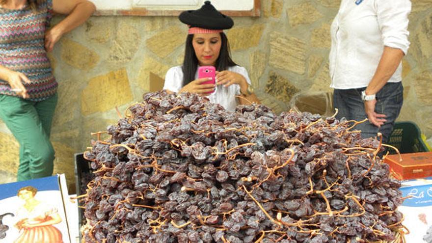 La pasa moscatel de El Borge volvió a ser ayer el principal reclamo de una de las fiestas gastronómicas más veteranas de la comarca de la Axarquía.