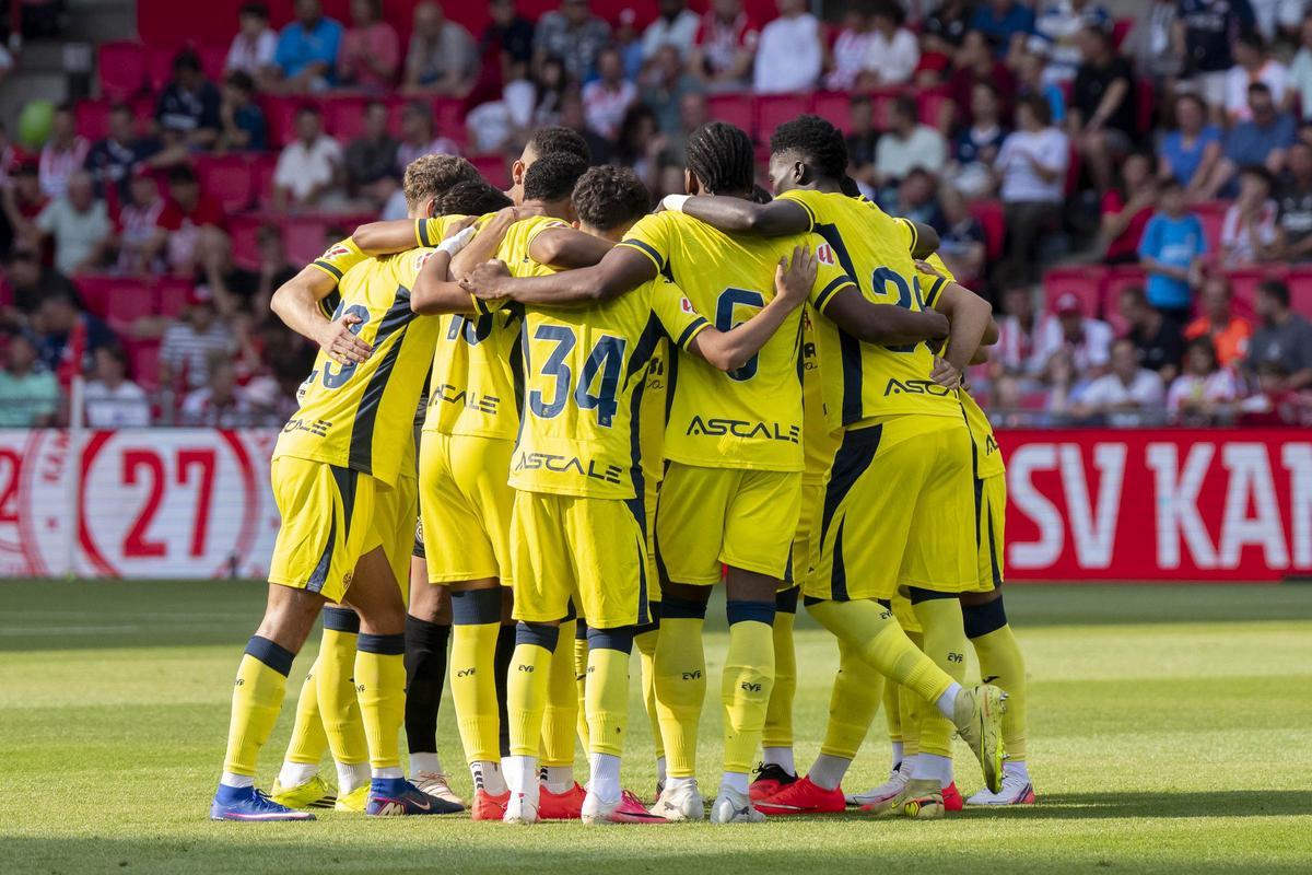 Los titulares del Villarreal del partido ante el PSV, entre ellos Pau Navarro, en la charla previa.