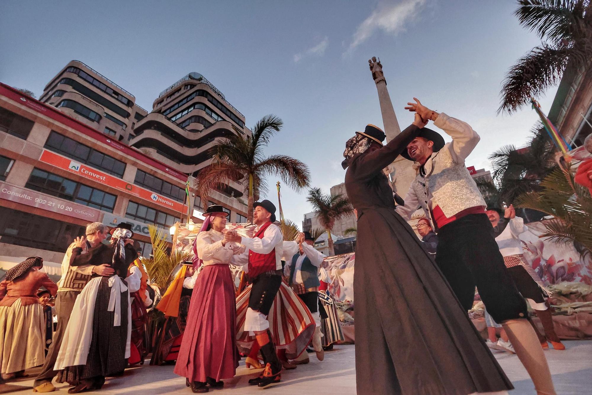 Ofrenda a la Patrona de Canarias en la víspera del día grande de Santa Cruz