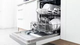 El motivo por el que no se debe dar un agua a los platos antes de meterlos en el lavavajillas