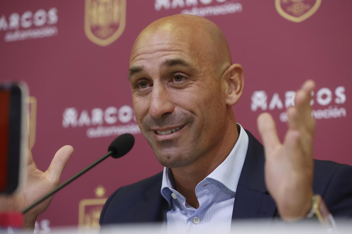 Rubiales es nega a demanar perdó a Jenni Hermoso: «Jo tinc la meva versió, si altres persones canvien la seva no és cosa meva» Rubiales es nega a demanar perdó a Jenni Hermoso: «Jo tinc la meva versió, si altres persones canvien la seva no és cosa meva»